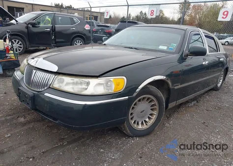 2002 Lincoln Town Car Signature from USA, damaged, VIN 1LNHM82W92Y657970